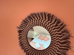 3 عدّة غرف نوم ومكواة/لوح كي وواي فاي وملاءات أسرّة