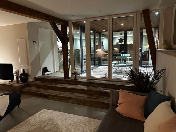 Smart TV, books - L'Étable - at the Ancienne ferme (Steinseltz)