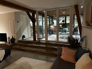 Una Smart TV, libros