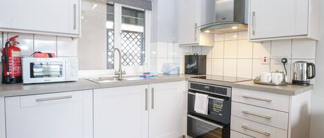 Lave-vaisselle, batterie de cuisine, vaisselle et ustensiles