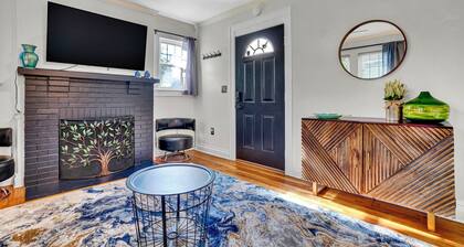 Pet Friendly Cute Cottage - Walk to PC/Downtown