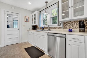 Private kitchen - Pet Friendly Cute Cottage - Walk to PC/Downtown (Clinton)