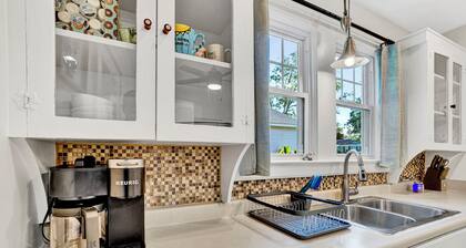 Pet Friendly Cute Cottage - Walk to PC/Downtown