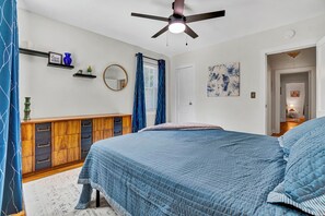2 bedrooms, free WiFi, bed sheets - Pet Friendly Cute Cottage - Walk to PC/Downtown (Clinton)