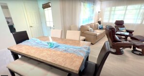 Smart-TV, Kamin, Bücher, Musikbibliothek