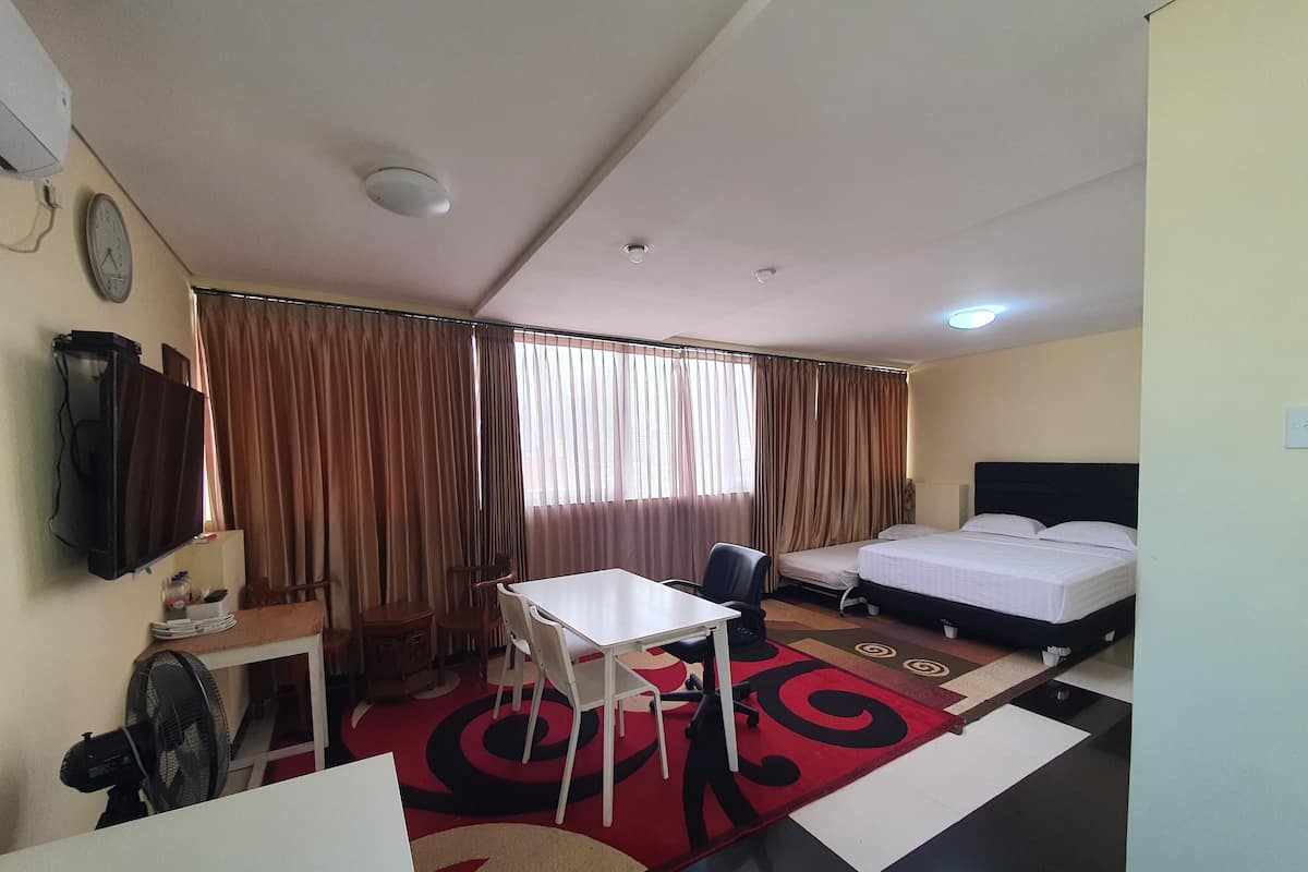 Quarto família, vista para a cidade | Escrivaninha, espaço de trabalho para notebook, quartos à prova de som