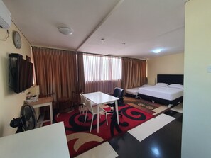 Habitación familiar, vistas a la ciudad | Escritorio y espacio para trabajar con un portátil