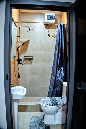 Dusj, håndklær, såpe og toalettpapir