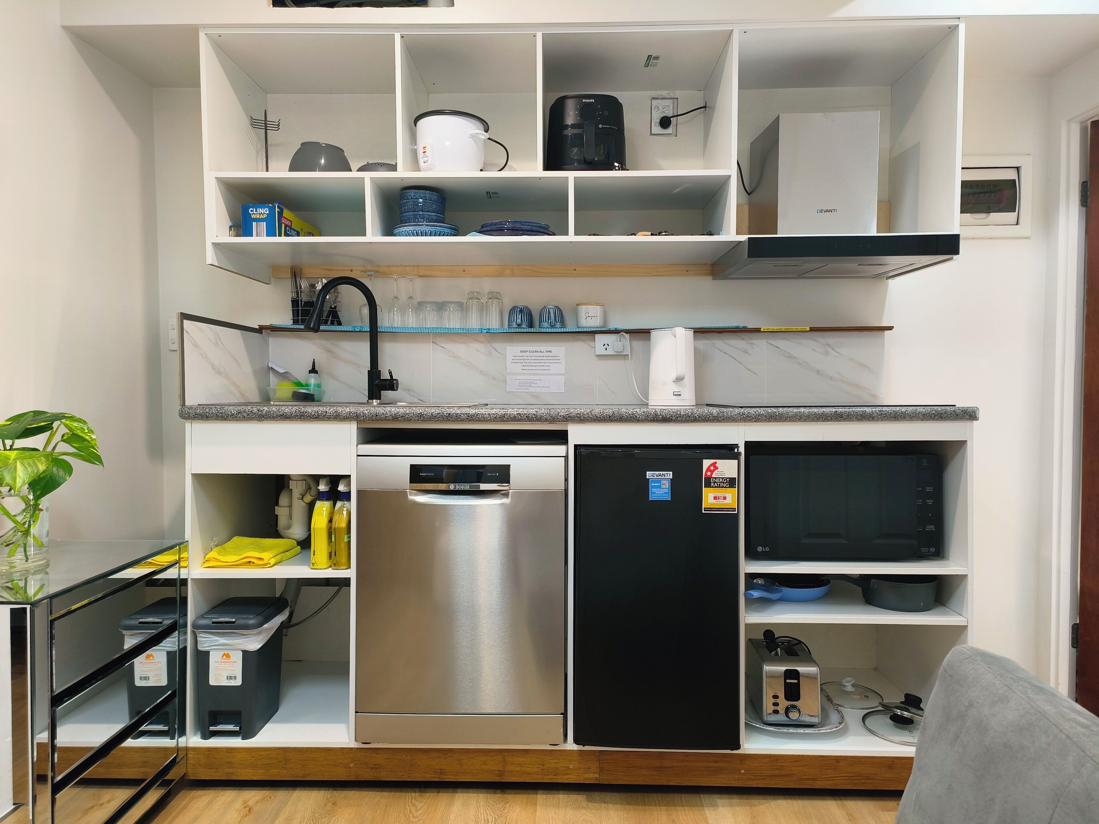 Frigorifero, microonde, forno, piano cottura