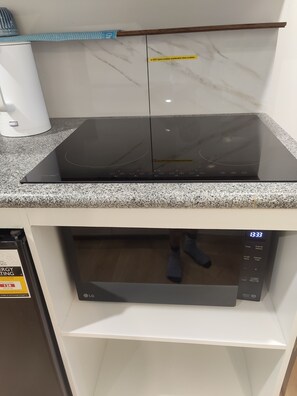 Fridge, microwave, oven, stovetop - Easy Long Short Modem Stay (Jamboree Heights)