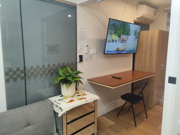 Interior - Easy Long Short Stay (Jamboree Heights)