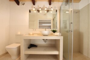 Dusj, hårføner og håndklær