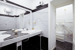 Apartment, City View | Bathroom | Towels - MAESTOSA CASA IN NAPOLI CENTRO (Naples)