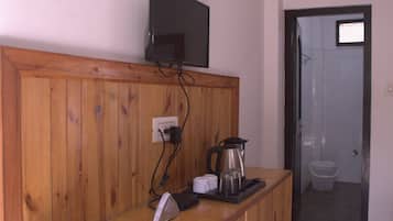 Escritorio, espacio para trabajar con laptop y cortinas blackout