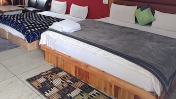 Family Quadruple Room | Desk, laptop workspace, blackout curtains, free WiFi