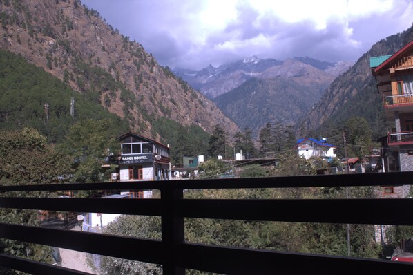 Lobby - Woodward 2 by 4wildflower (Bhuntar)