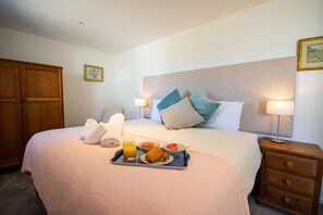 3 bedrooms, WiFi, bed sheets - Crowrach - sleeps 7 guests  in 3 bedrooms (Abersoch)