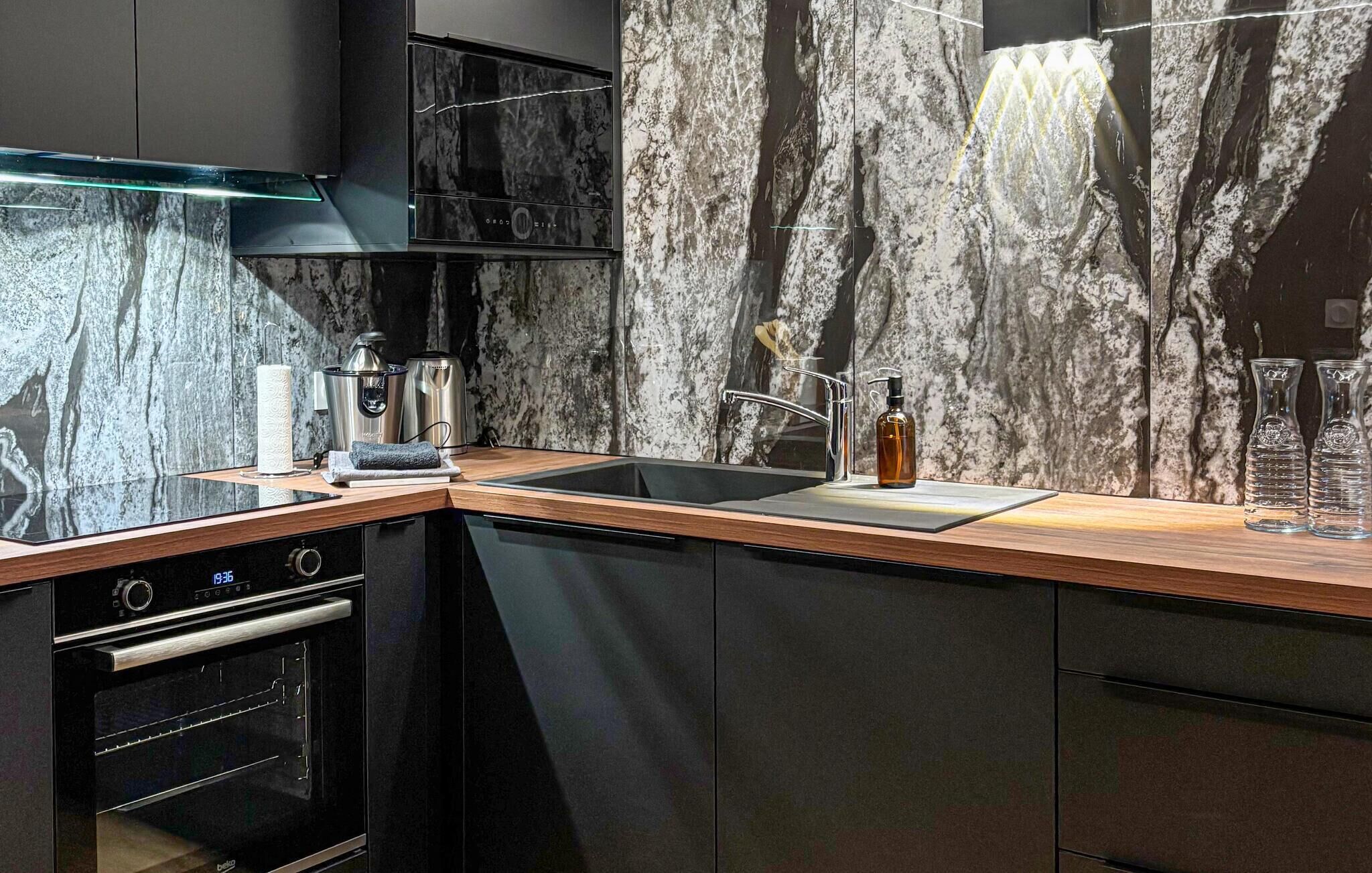 Fridge, oven, dishwasher, coffee/tea maker