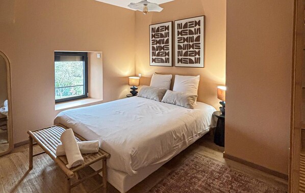 6 bedrooms, iron/ironing board, travel cot, free WiFi