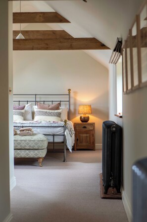 1 bedroom, desk, iron/ironing board, WiFi