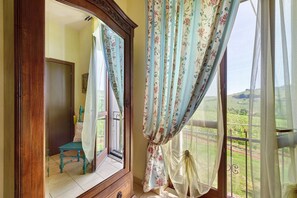 Interior - Room 'Agriturismo Cascina Favorita - D3' with Shared Garden and Wi-Fi (Castelletto Merli)