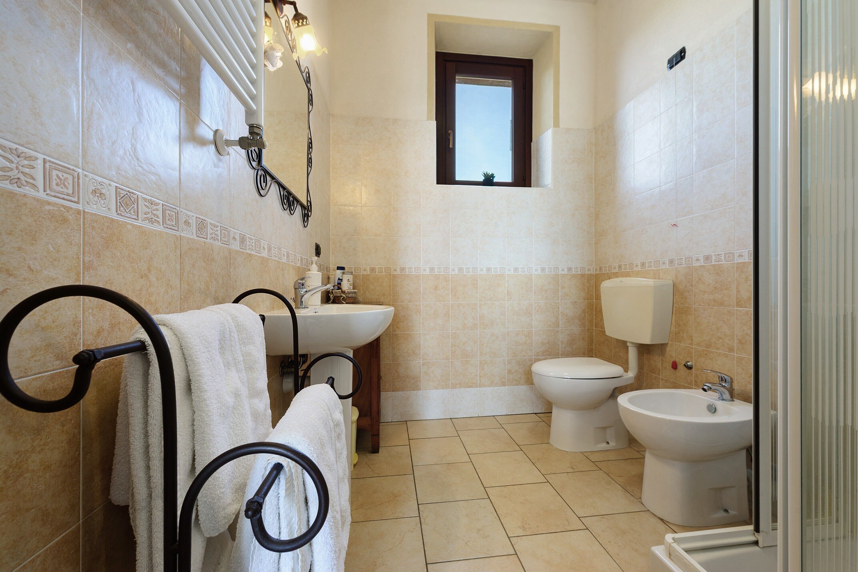 Un baño con bañera, inodoro, bidé y lavamanos.