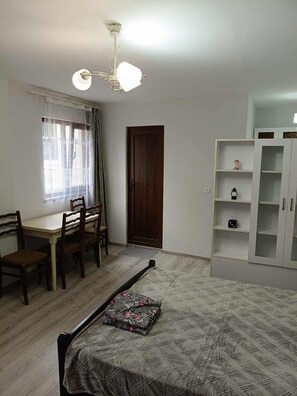 2 slaapkamers, een strijkplank/strijkijzer, wifi