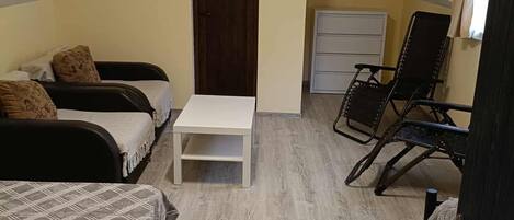 2 bedrooms, iron/ironing board, WiFi