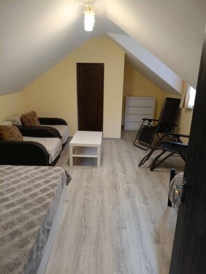 2 bedrooms, iron/ironing board, WiFi