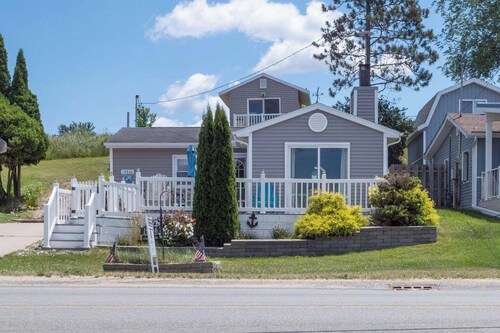 Charming 2-bedroom house on Chippewa Lake with Lake Access