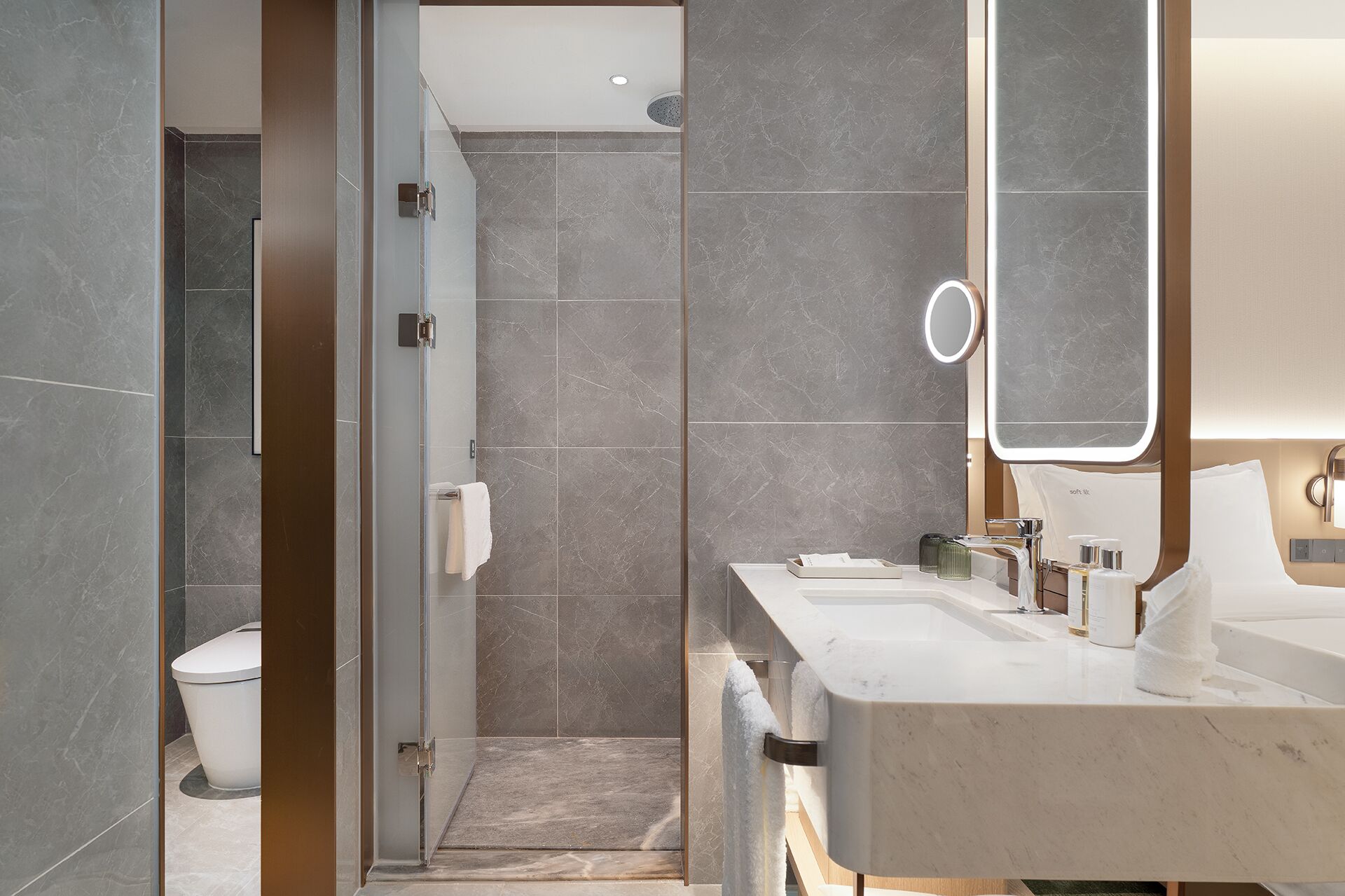 Habitación individual superior, vistas a la ciudad | Caja fuerte, escritorio, espacio para trabajar con un portátil