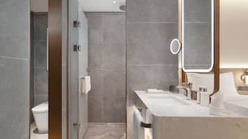 Habitación individual superior, vistas a la ciudad | Caja fuerte, escritorio, espacio para trabajar con un portátil