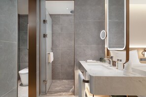 Superior-Einzelzimmer, Stadtblick | Zimmersafe, Schreibtisch, laptopgeeigneter Arbeitsplatz