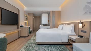 Enkeltrom – superior, byutsikt | Safe på rommet, skrivebord og strykejern/-brett