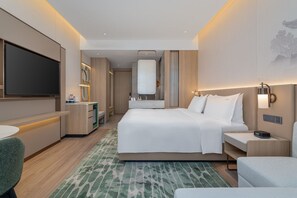 Enkeltrom – superior, byutsikt | Safe på rommet, skrivebord og skrivebord for bærbar PC