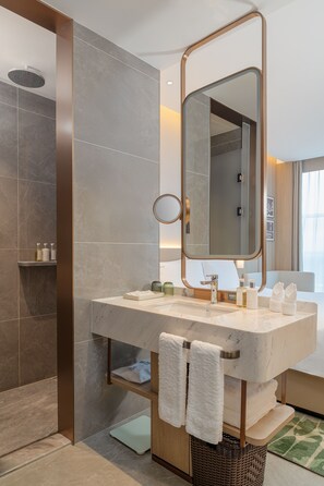 Enkeltrom – superior, byutsikt | Safe på rommet, skrivebord og skrivebord for bærbar PC