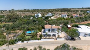 Zona residencial con casas, piscina y una calle.