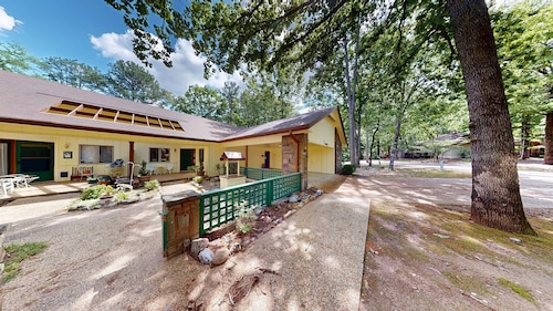 Lakeside Bliss: golf, lake, pier, pets allowed