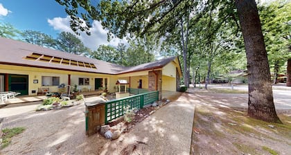 Lakeside Bliss: golf, lake, pier, pets allowed