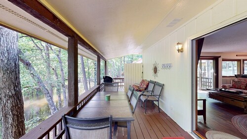 Lakeside Bliss: golf, lake, pier, pets allowed