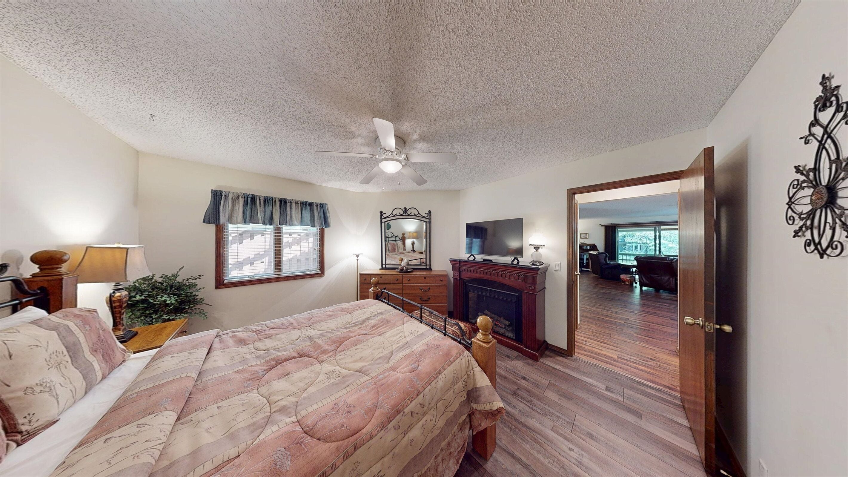 3 bedrooms, desk, iron/ironing board, free WiFi