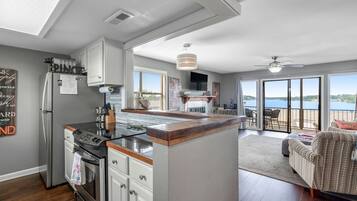 Frigorífico, microondas, horno y placa de cocina