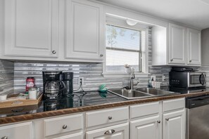 冰箱、微波炉、烤箱、炉灶