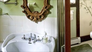 Unclassified image, 4 of 6, button - Parisian-Style Romantic Vacation Rental in Mad River Valley of Vermont (Warren)
