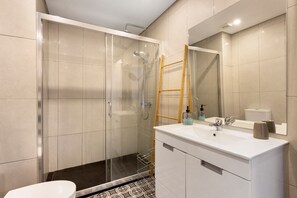 Douche, sèche-cheveux, serviettes fournies