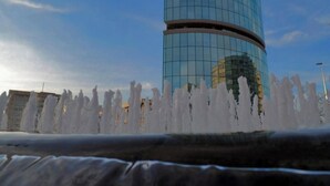 A modern building with a glass facade and a water fountain in front. - Apartment 'Destiny Oporto' with Wi-Fi (Maia)