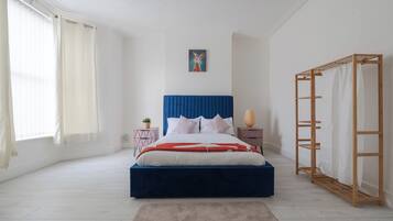 4 bedrooms, iron/ironing board, WiFi, bed sheets