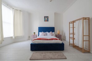 4 bedrooms, iron/ironing board, WiFi, bed sheets