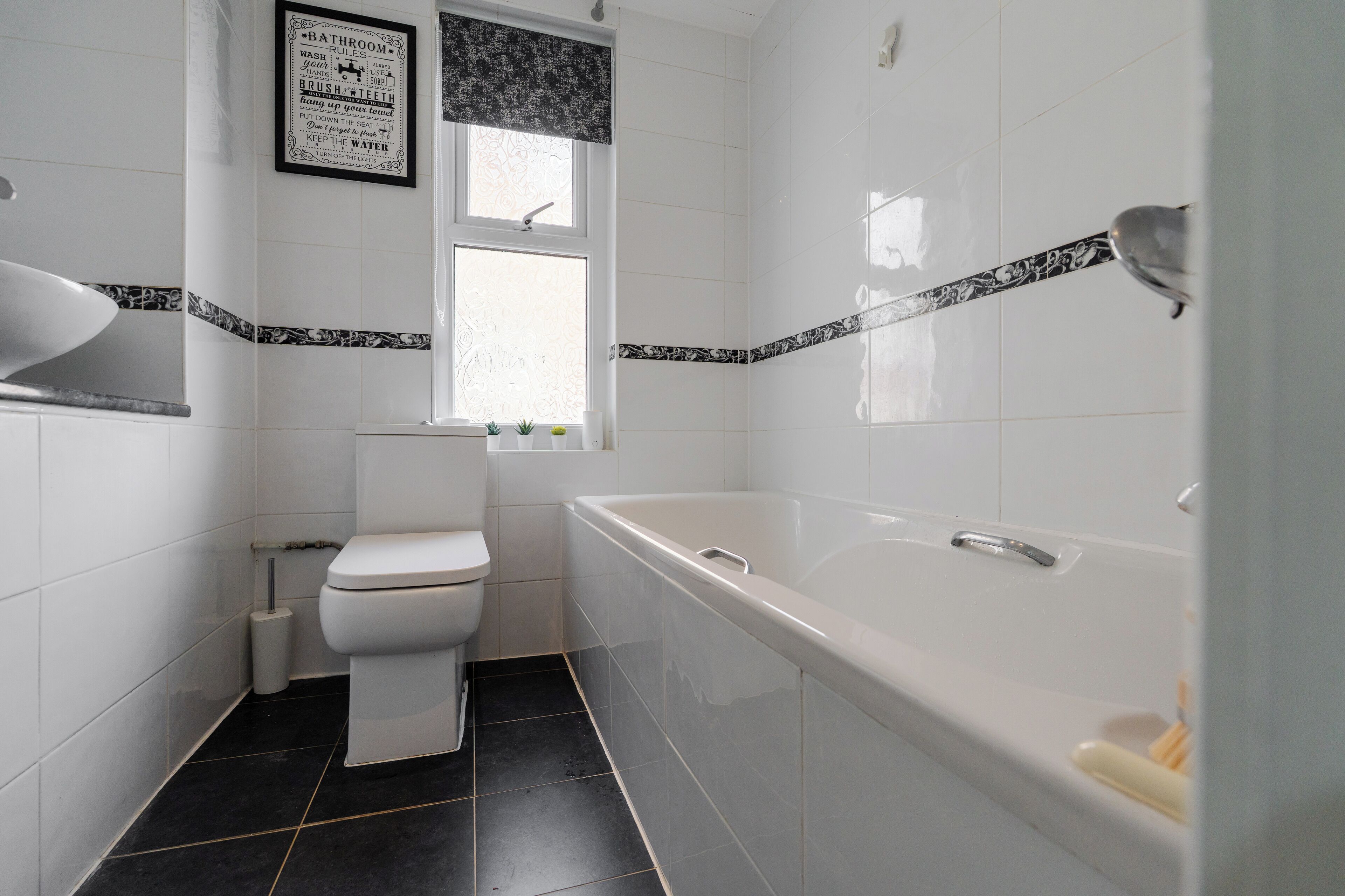 Haartrockner, Handtücher, Seife, Toilettenpapier