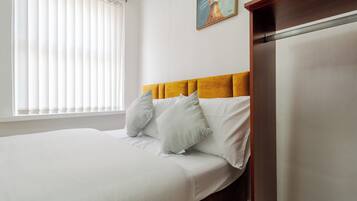 4 bedrooms, iron/ironing board, WiFi, bed sheets